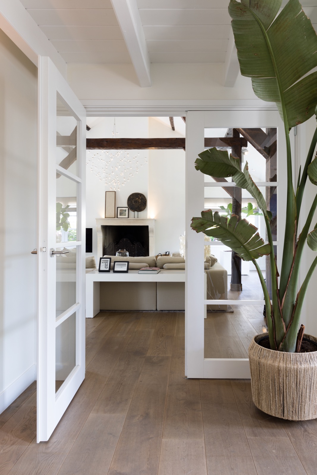 hal met stalen deuren