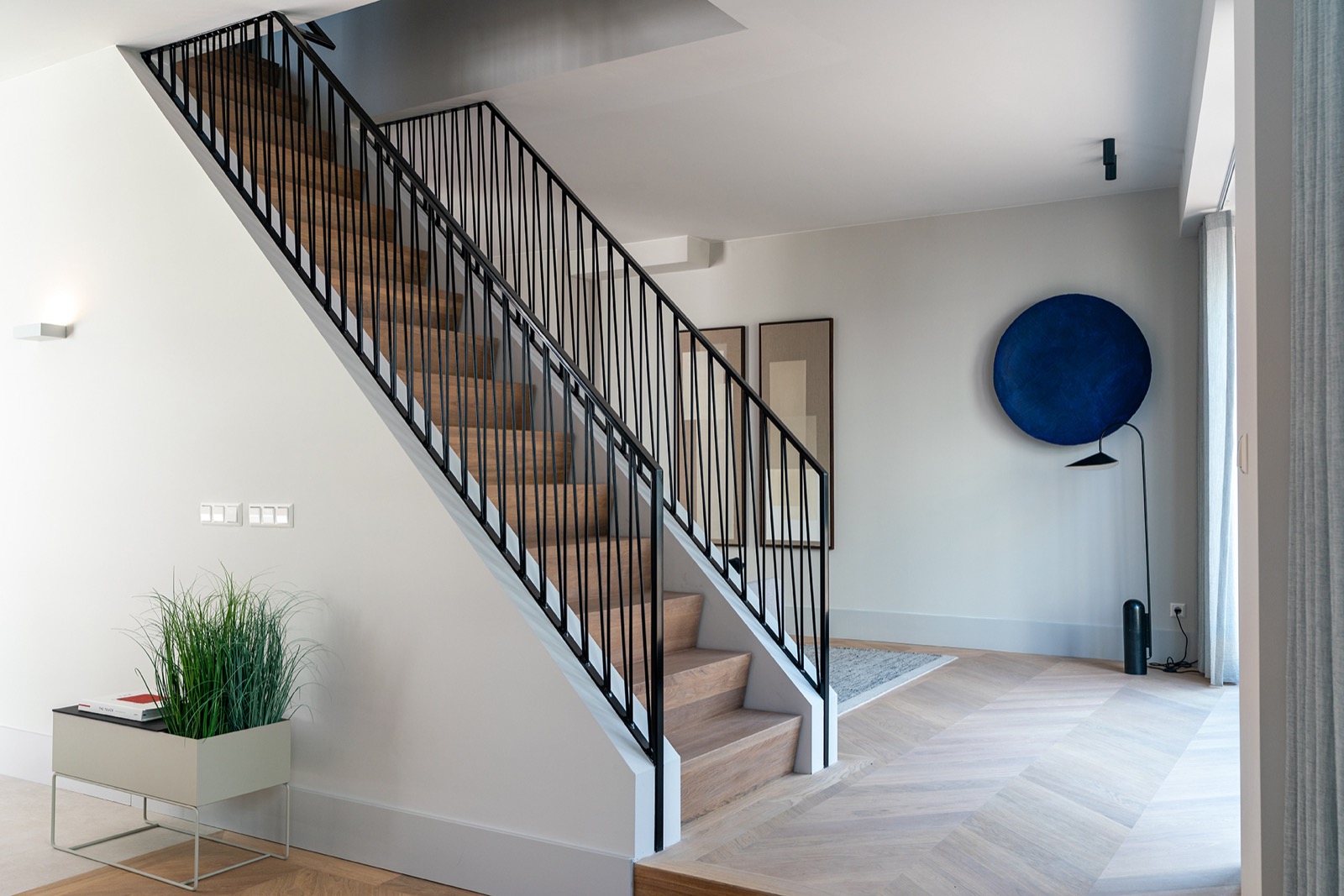 renovatie hal met luxe trap