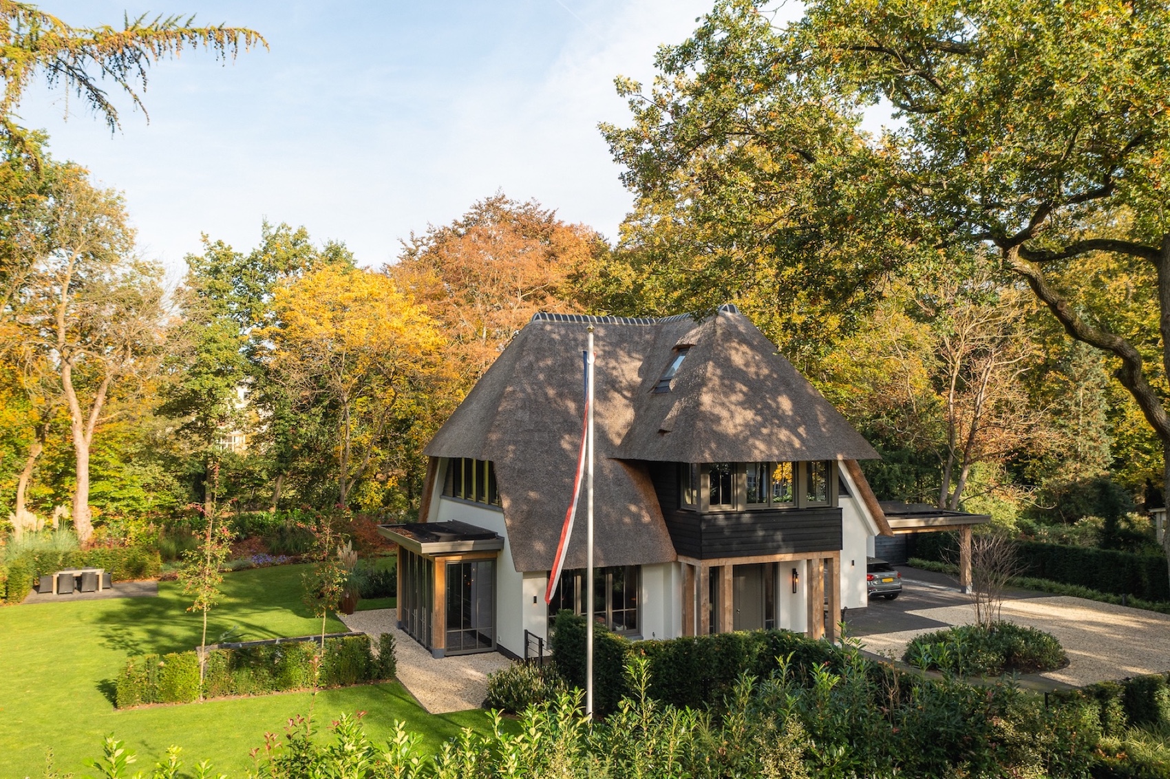 moderne rietgedekte villa 