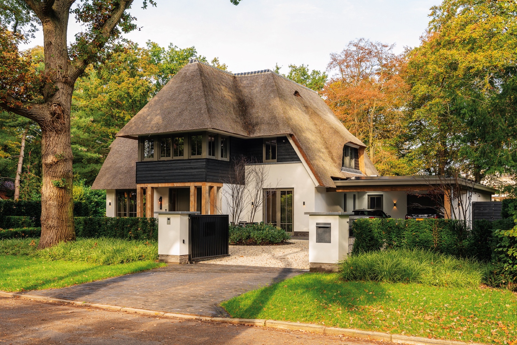 vrijstaande woning met rieten dak