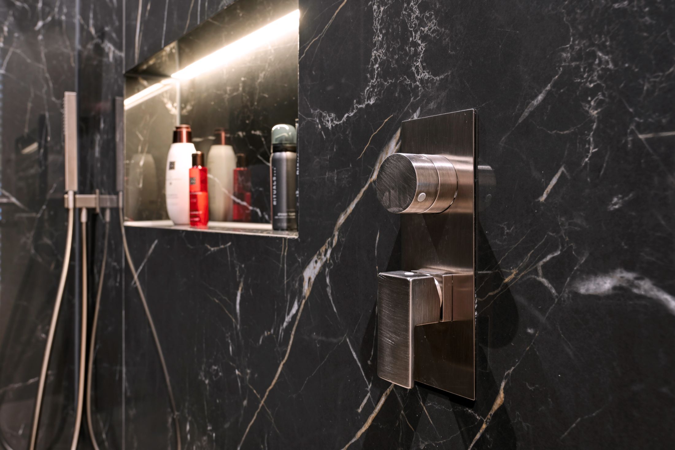detailfoto keramische tegels douche