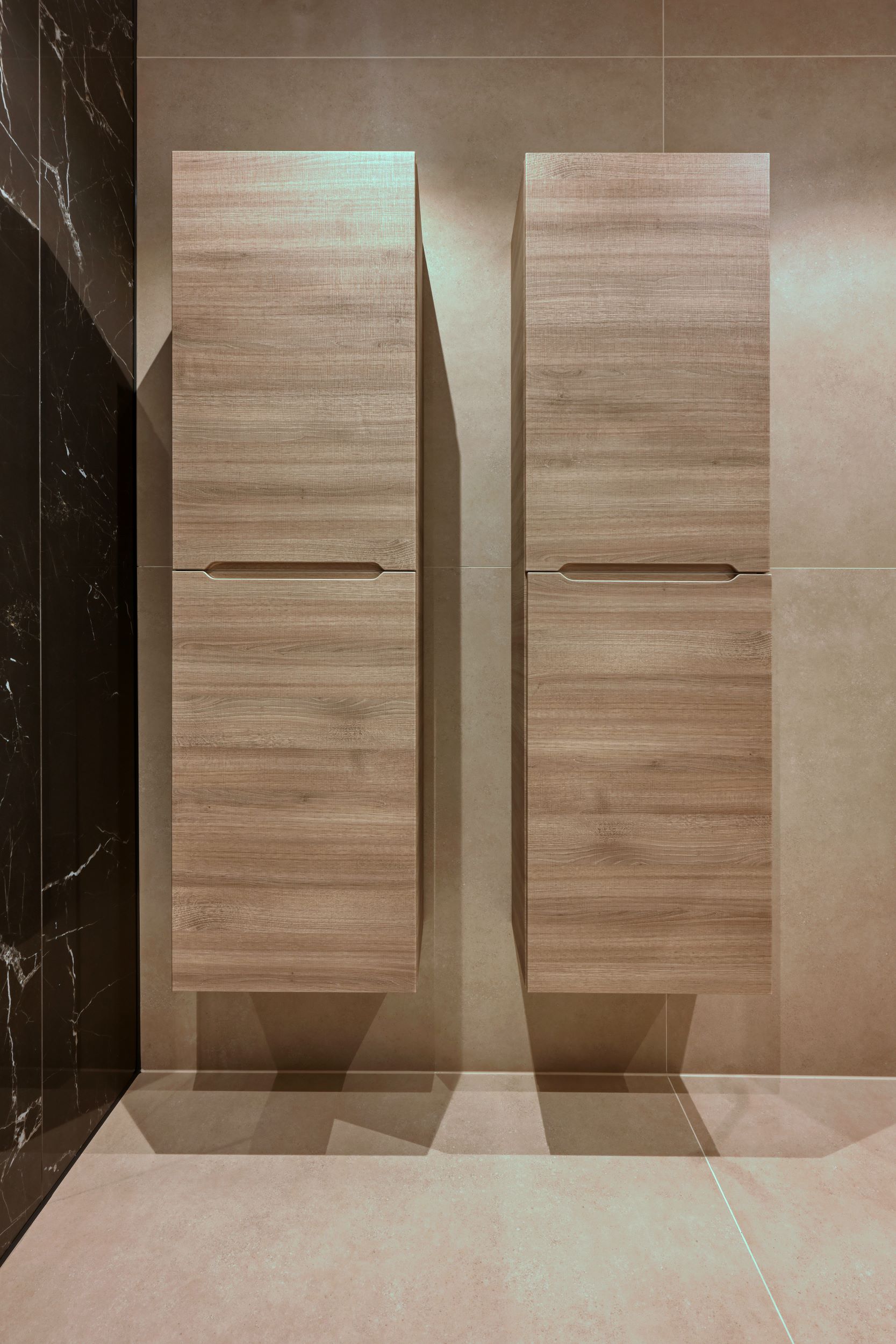 Maatwerk kast badkamer met luxe vloertegels