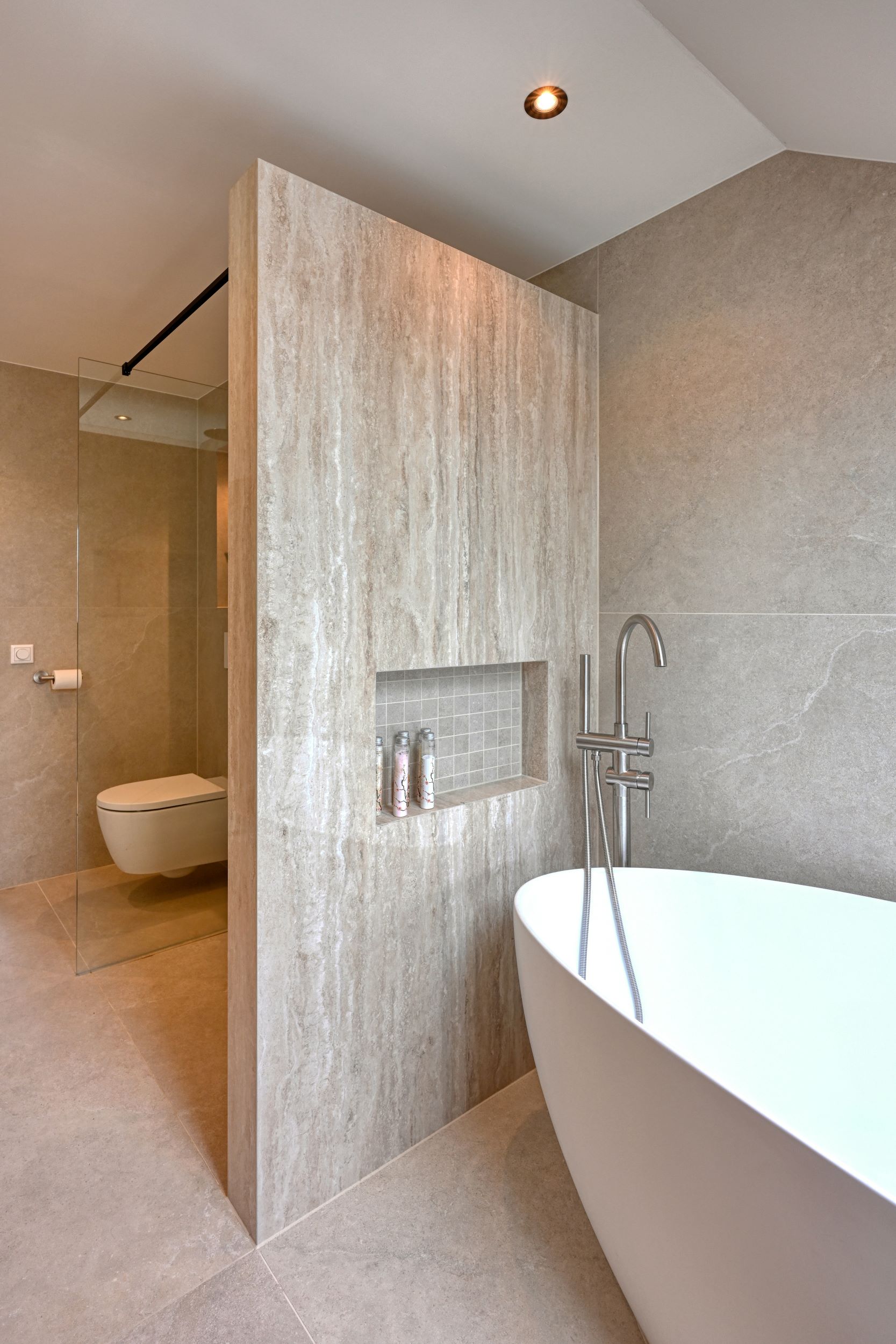 luxe keramische tegels in badkamer