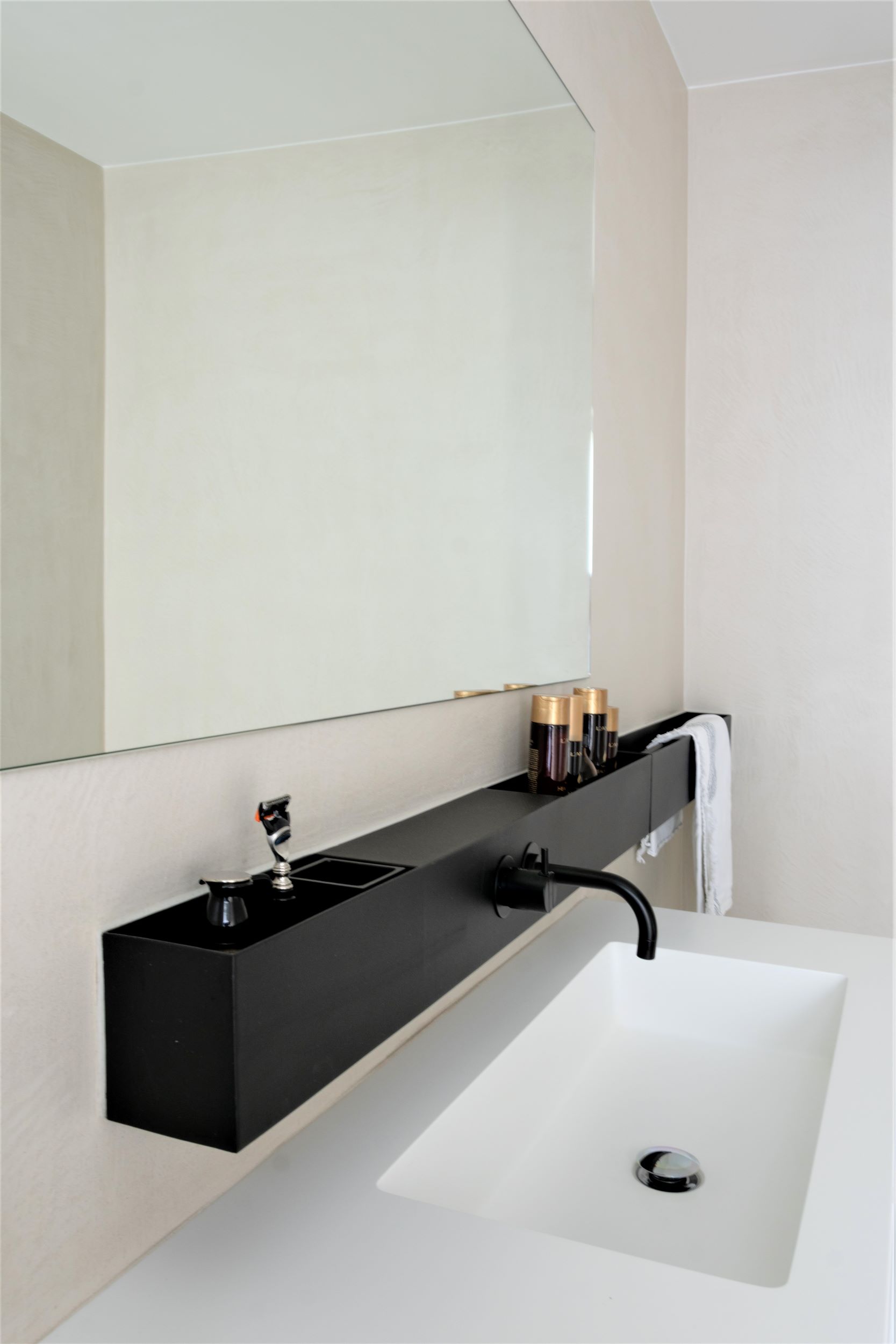 badkamer met luxe wandafwerking 