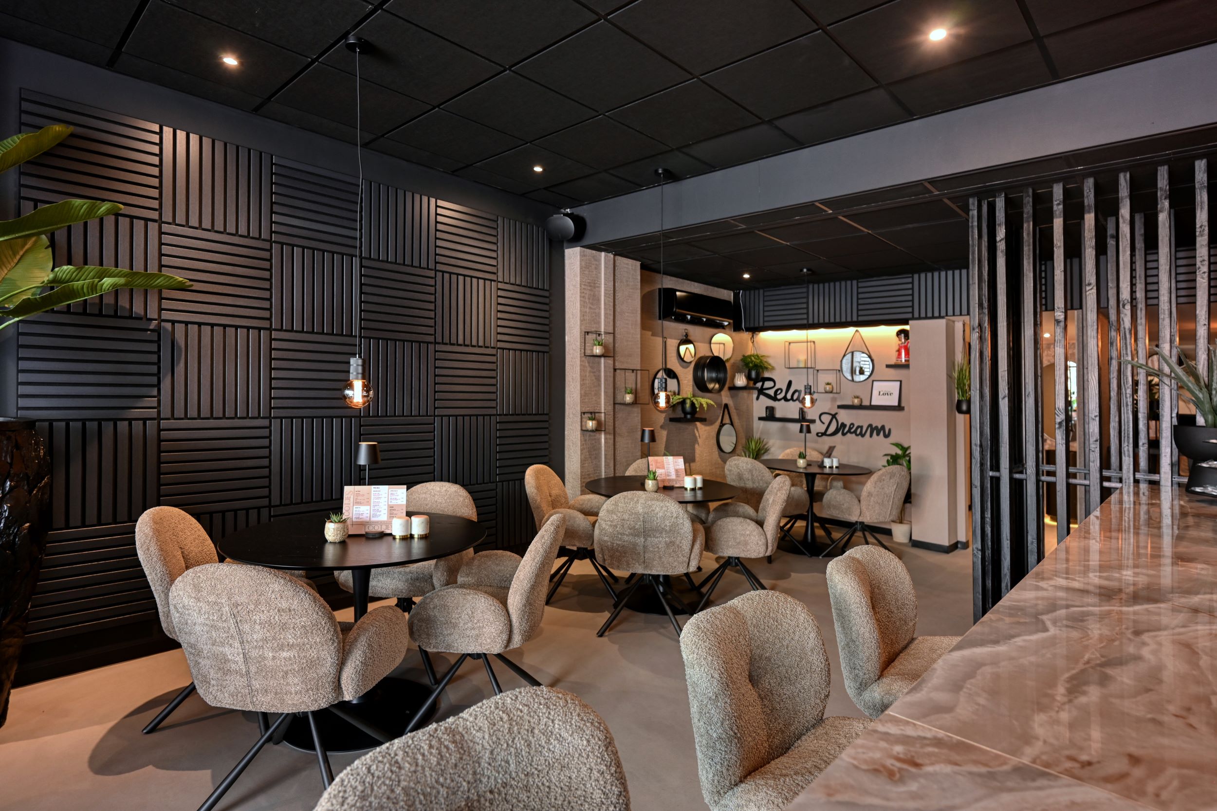 Interieur lunchroom met bar