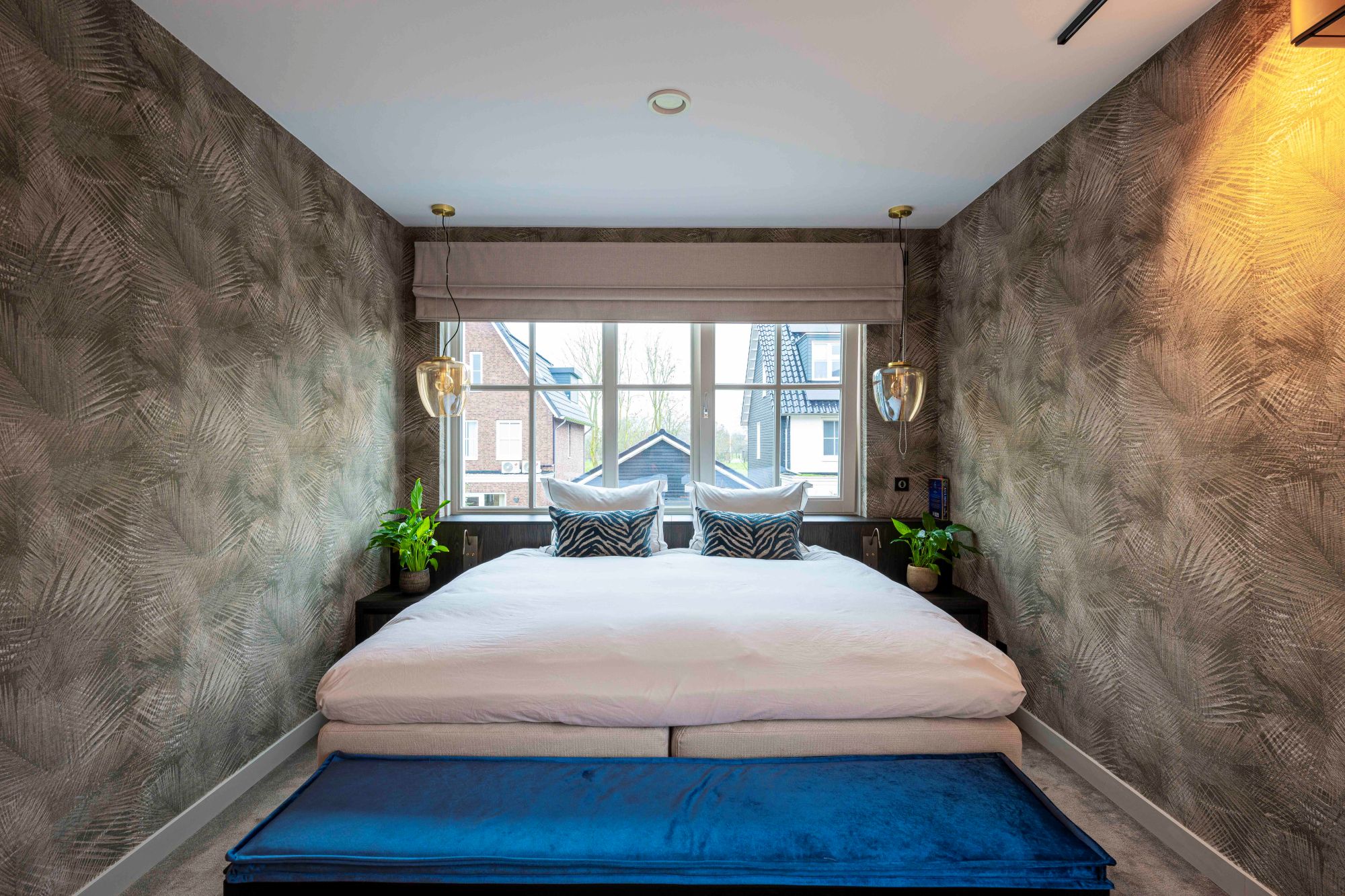 luxe slaapkamer met wandverlichting