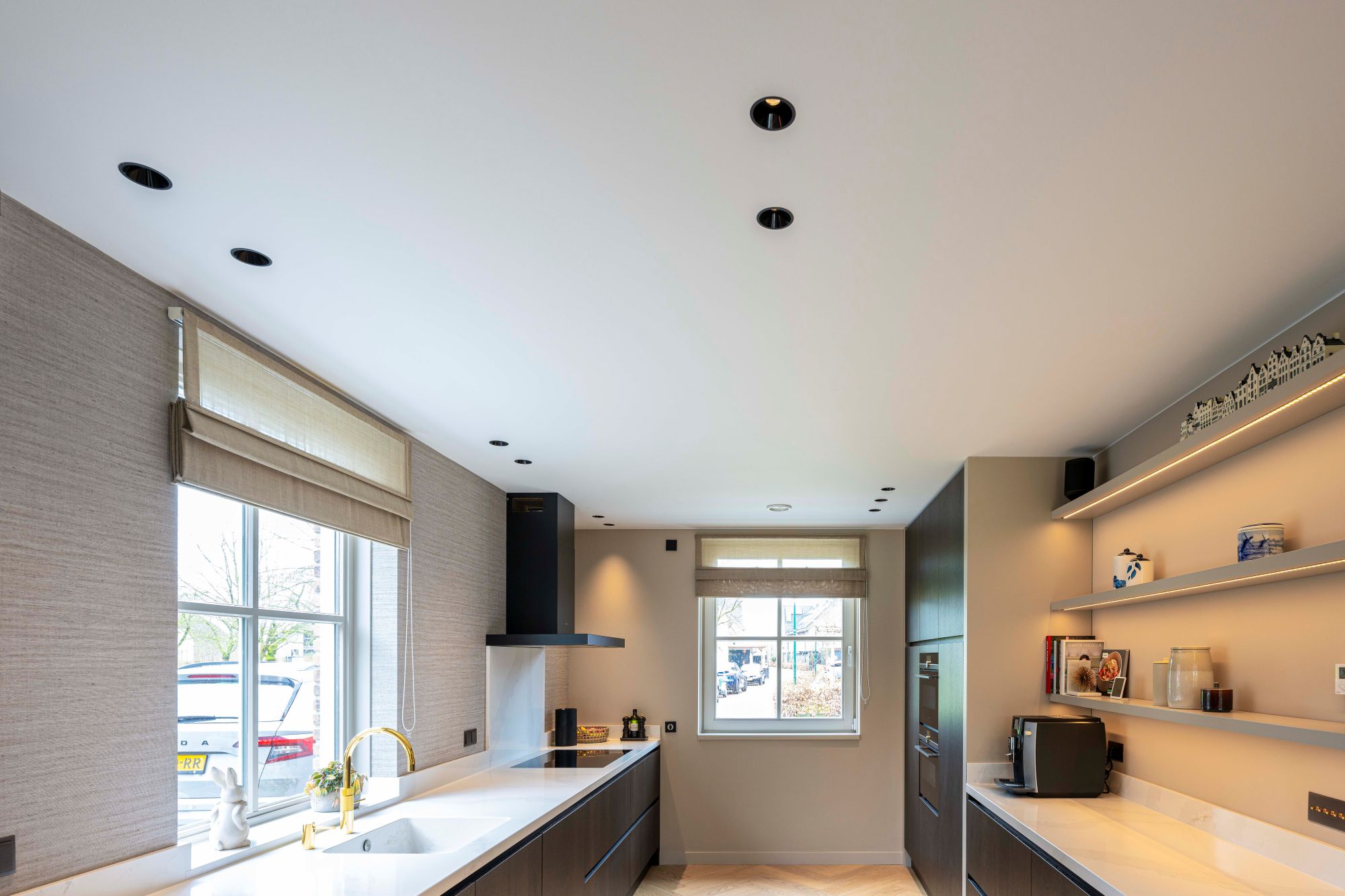 luxe keuken met verlichting