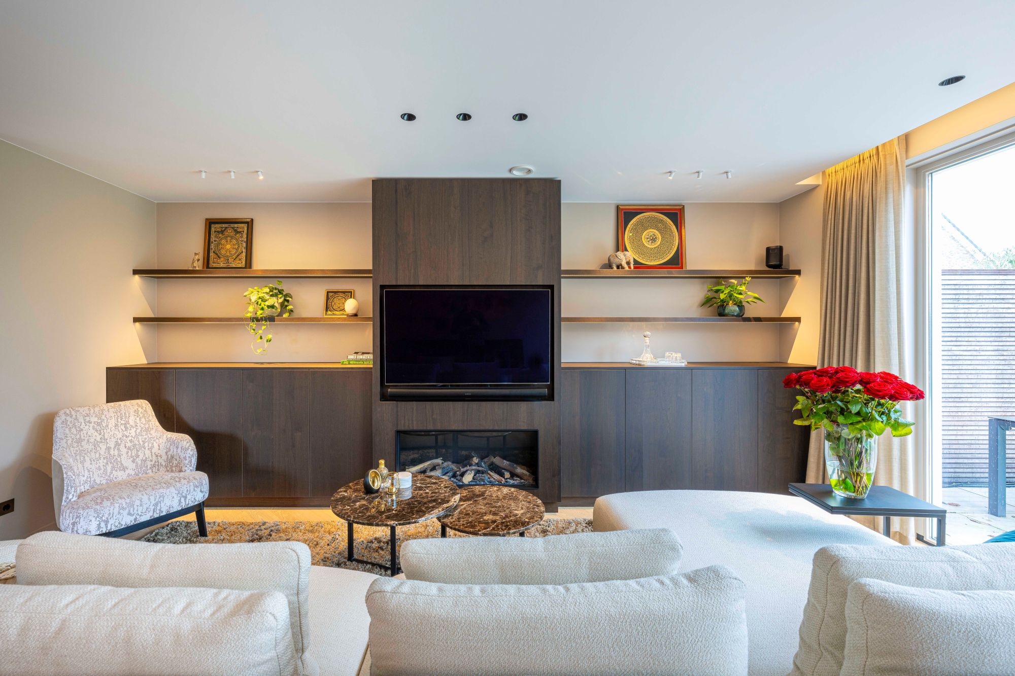 woonkamer met wandkast met ledverlichting