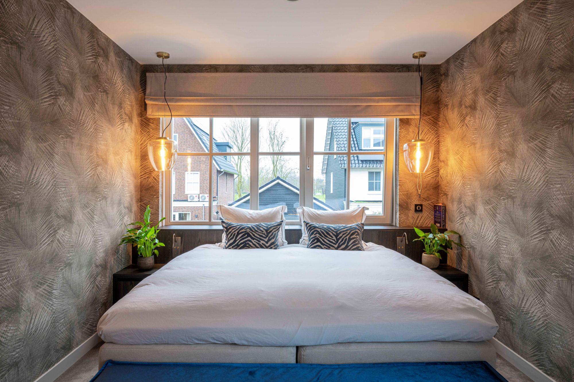 luxe slaapkamer met plafondverlichting 