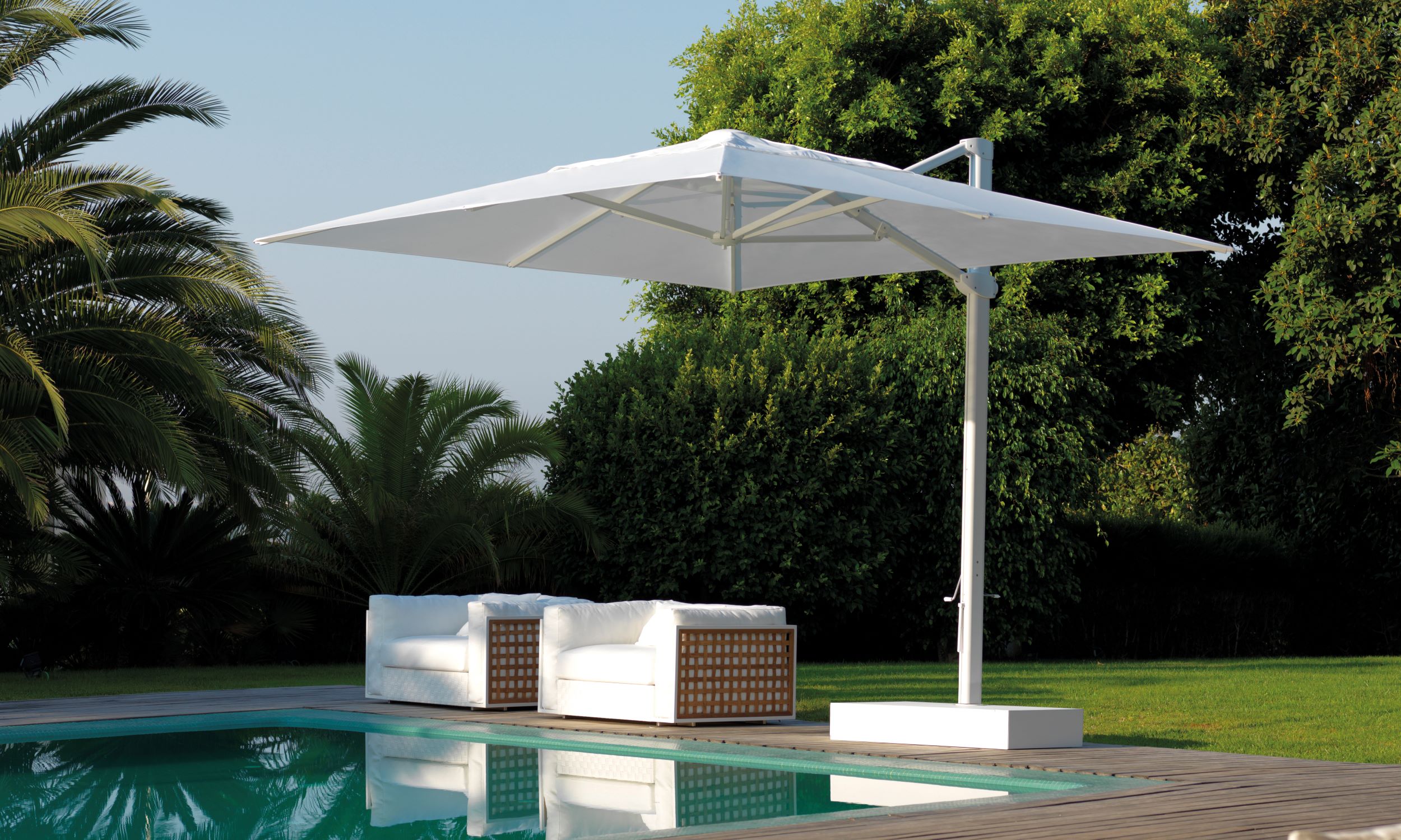 tuin met luxe parasol