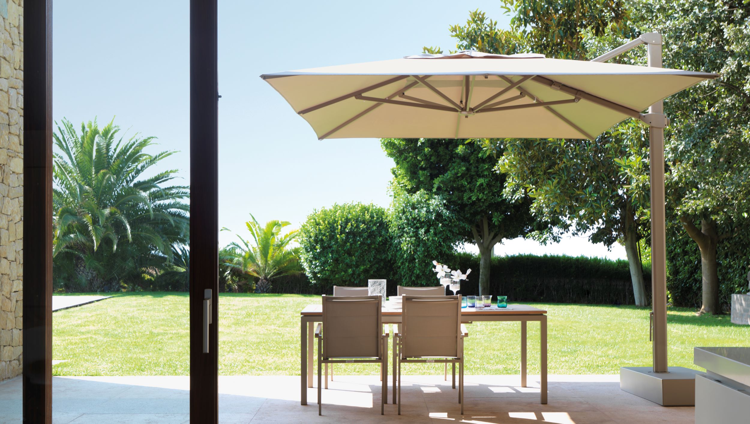 tuin met exclusieve parasol