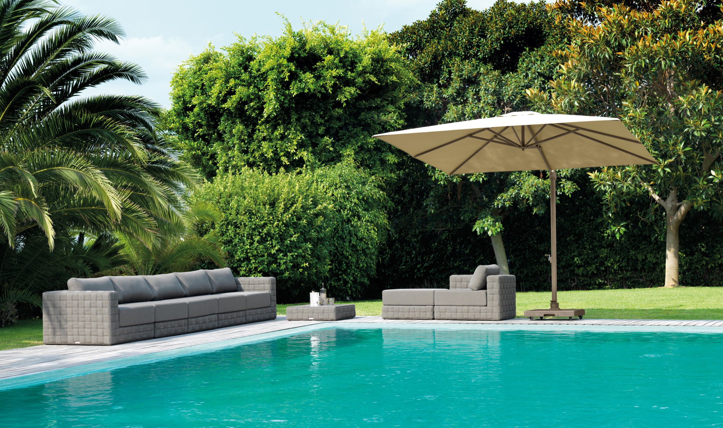 luxe tuin met parasol