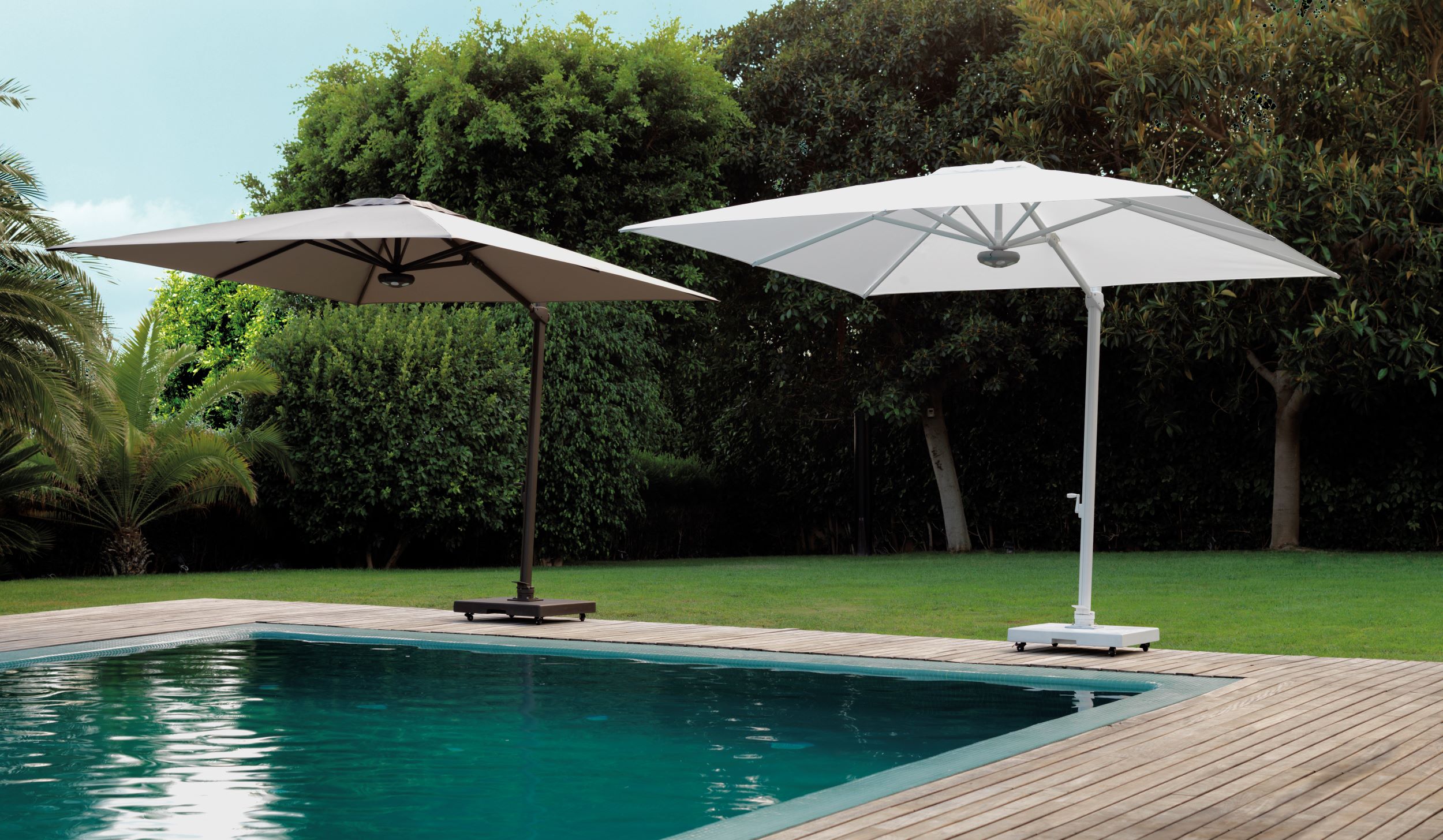 parasols bij zwembad