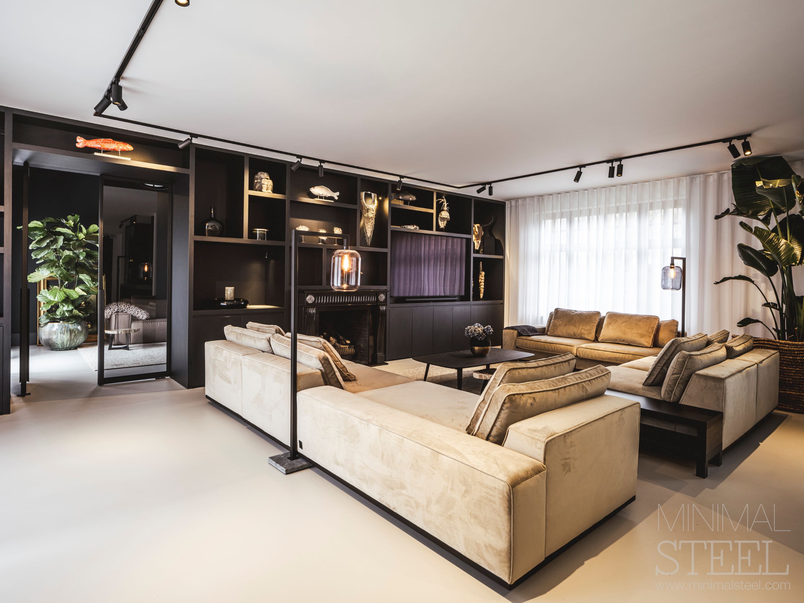 luxe interieur met stalen deuren