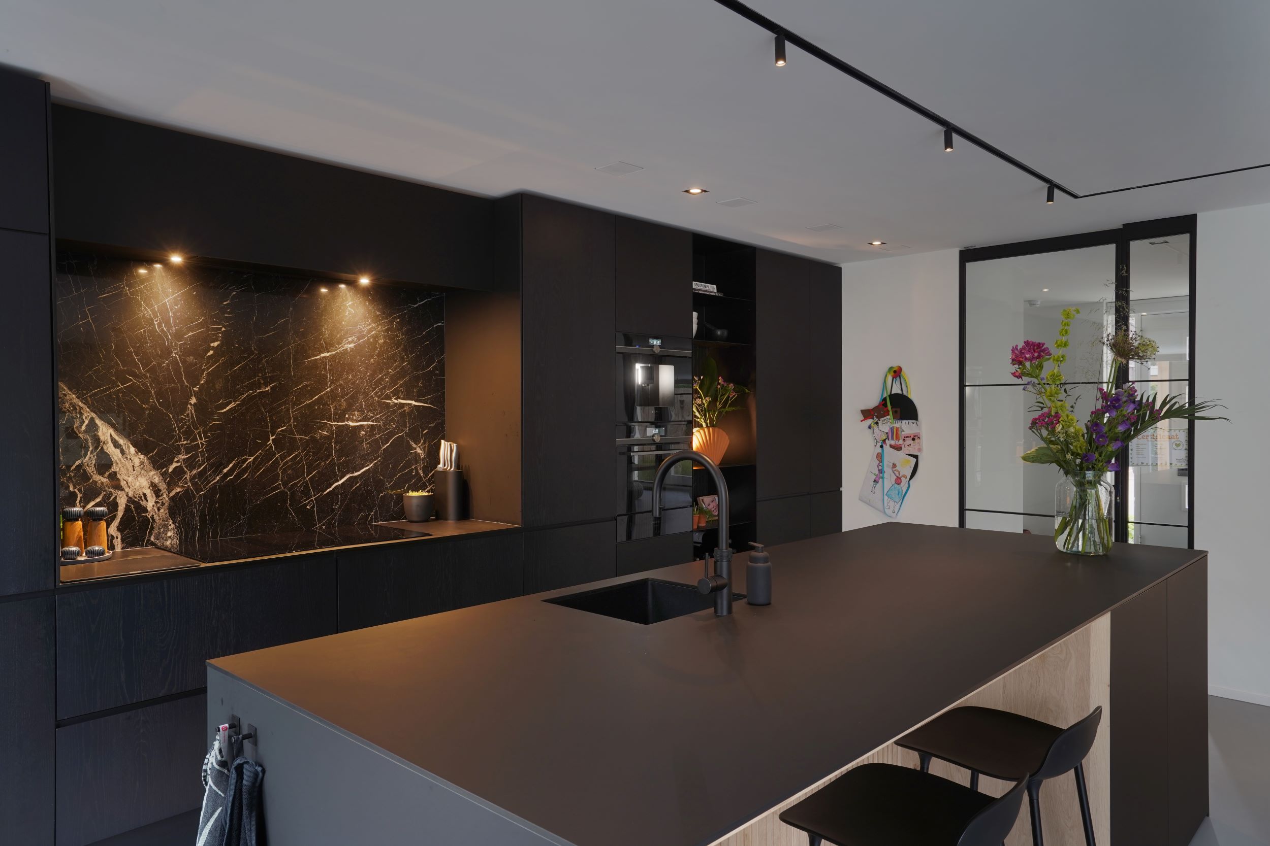luxe keuken met verlichting