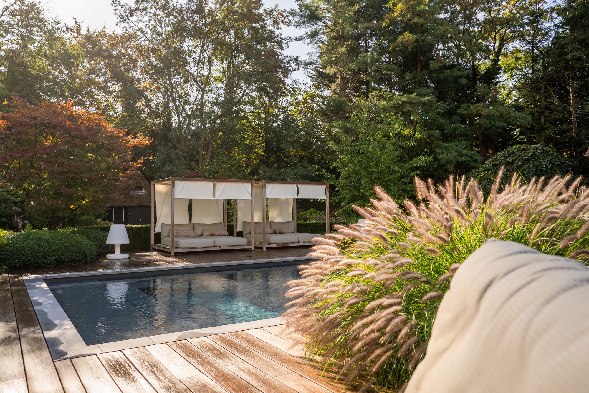 luxe zwembad in villatuin