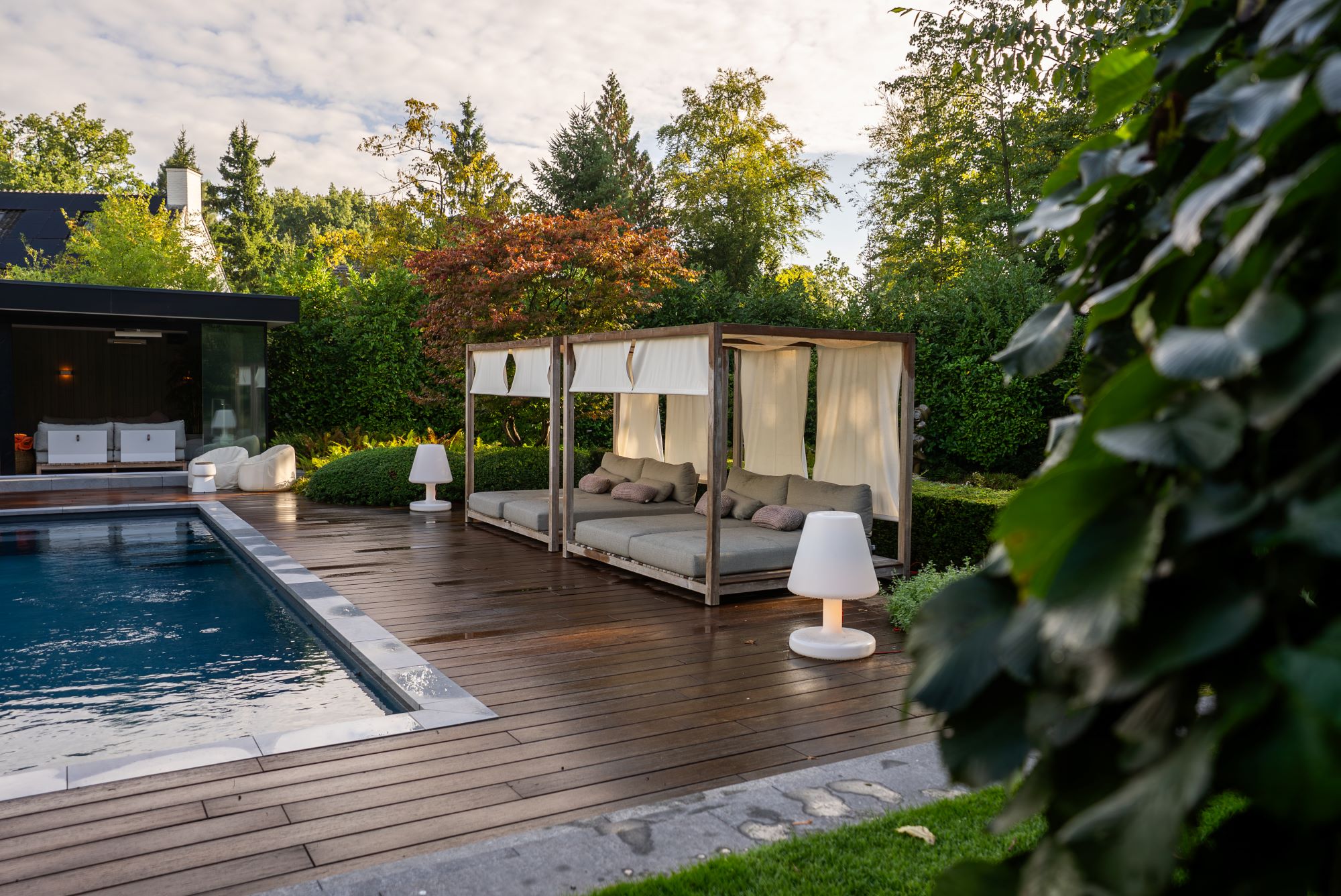 Luxe tuin met zwembad