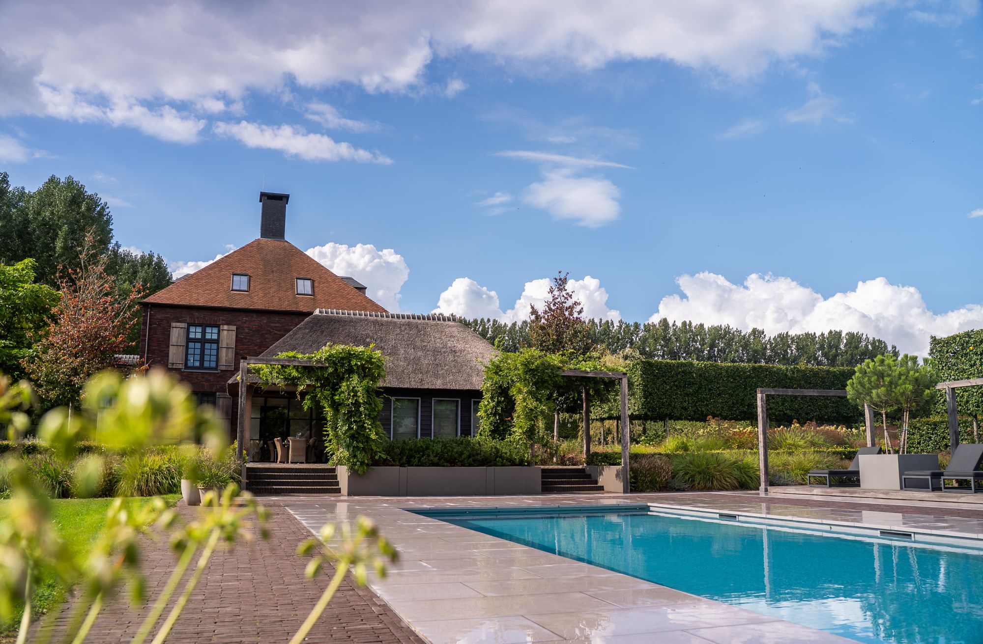 exclusieve tuin met zwembad bij villa
