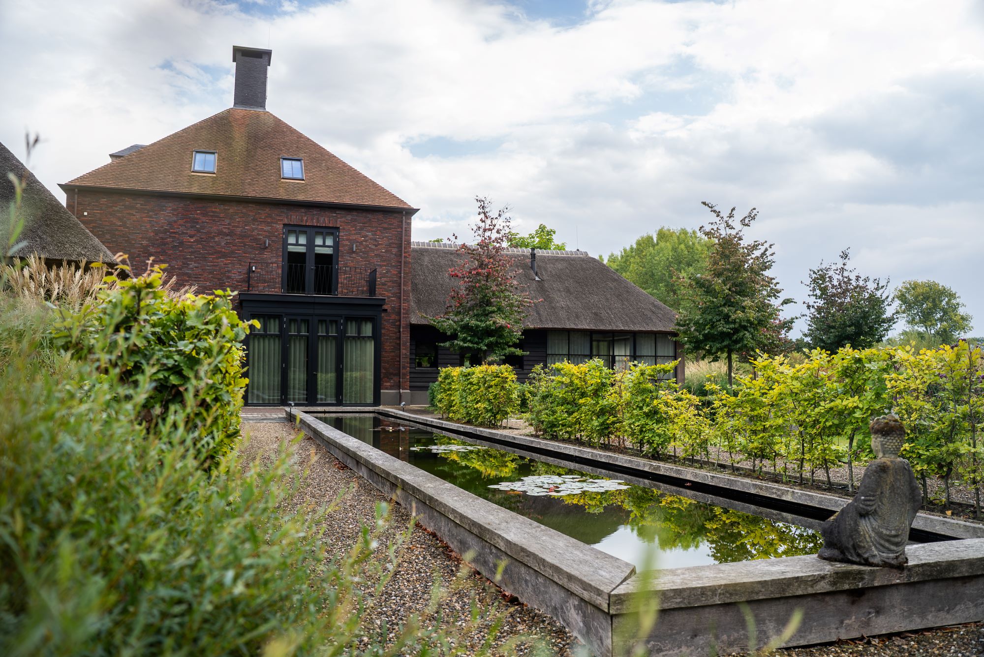 luxe villatuin met vijver