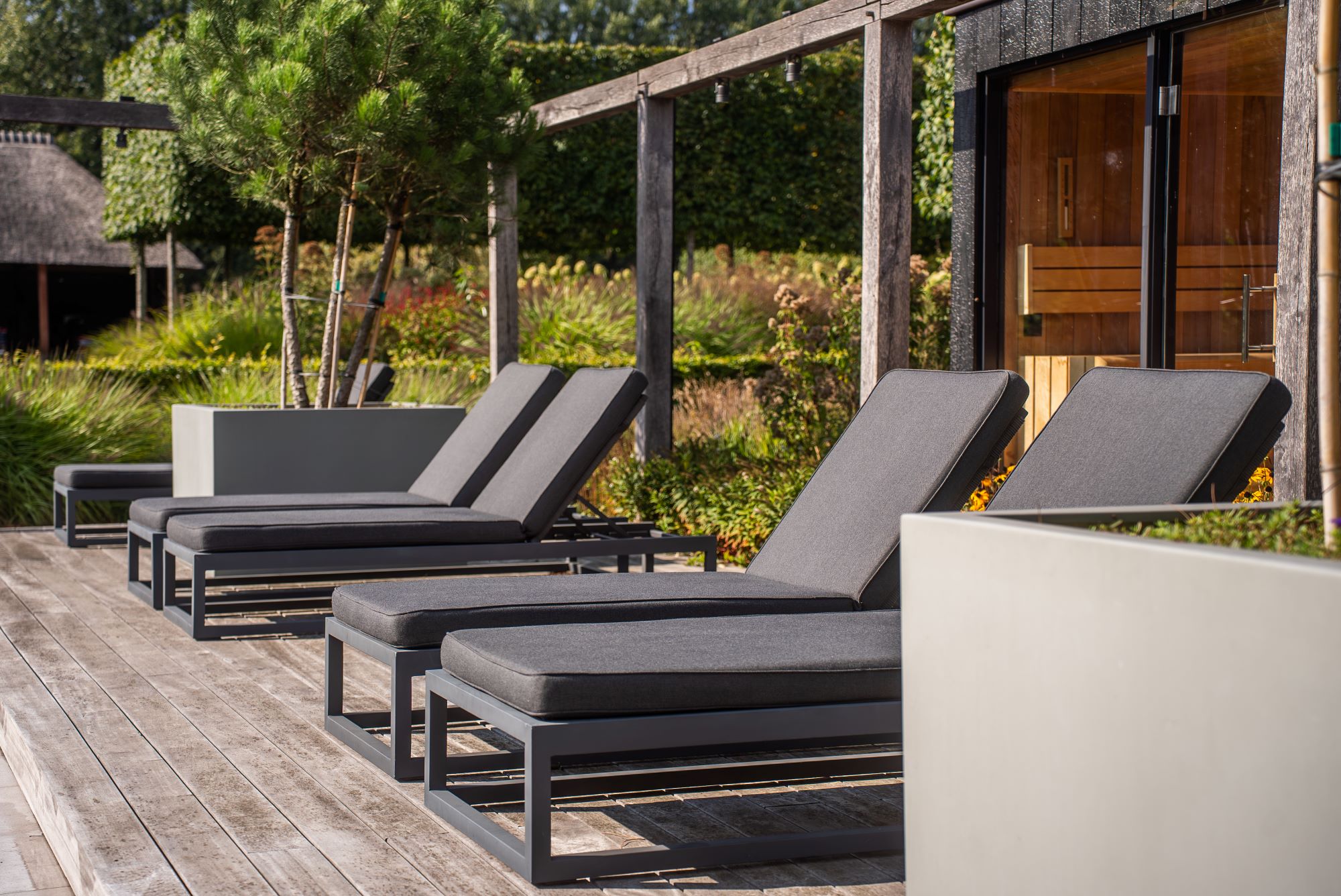 luxe ligbedden in tuin