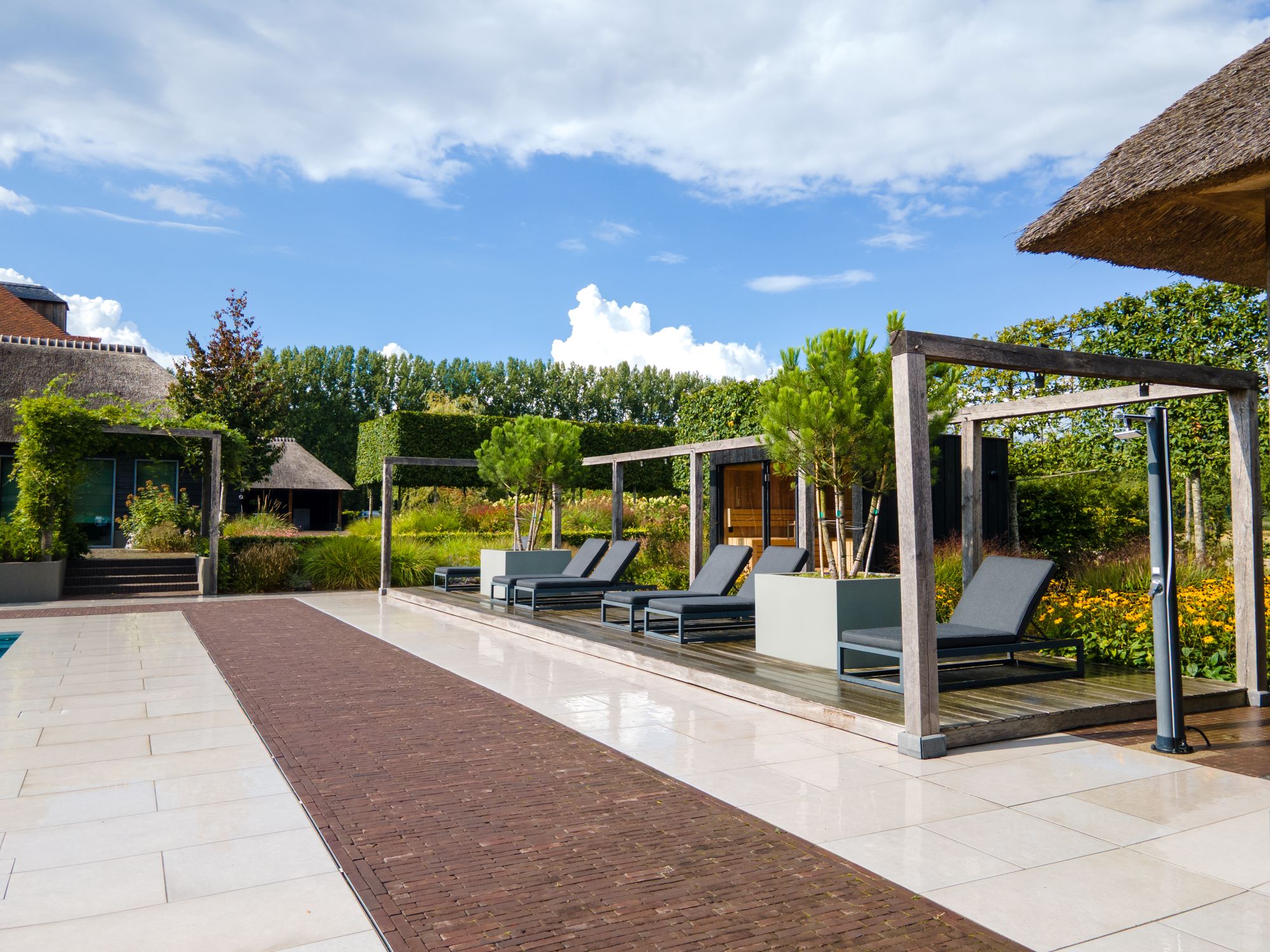 luxe tuin met ligbedden
