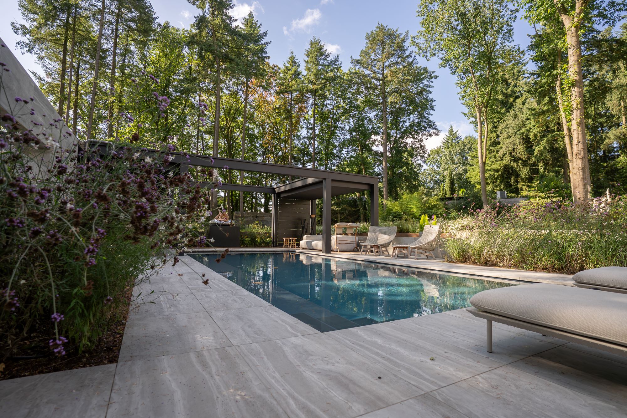 luxe tuin met zwembad
