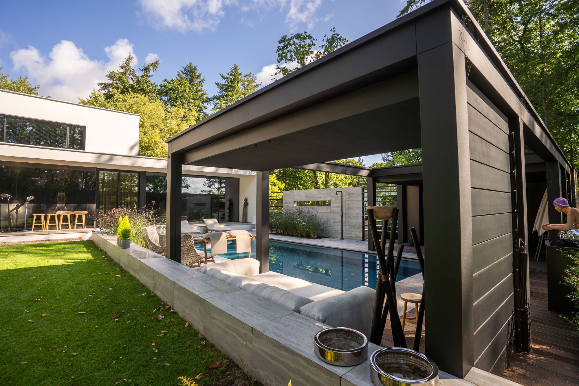 luxe tuin met zwembad en poolhouse