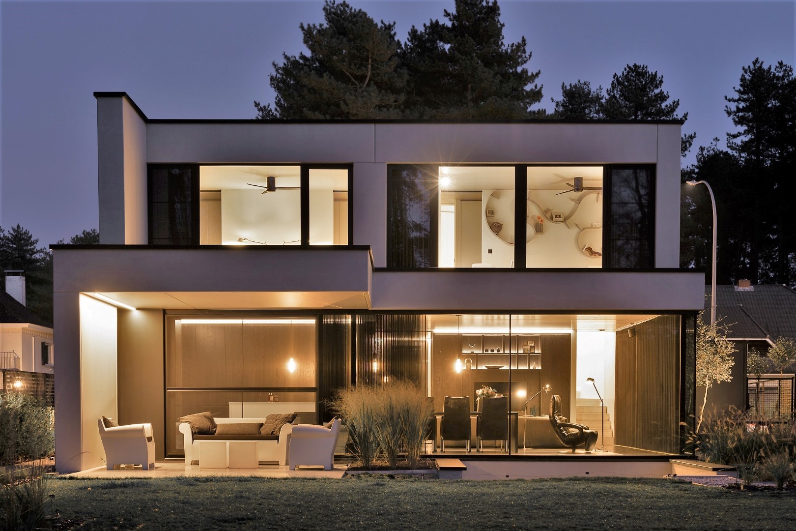 exterieur villa achterzijde avond