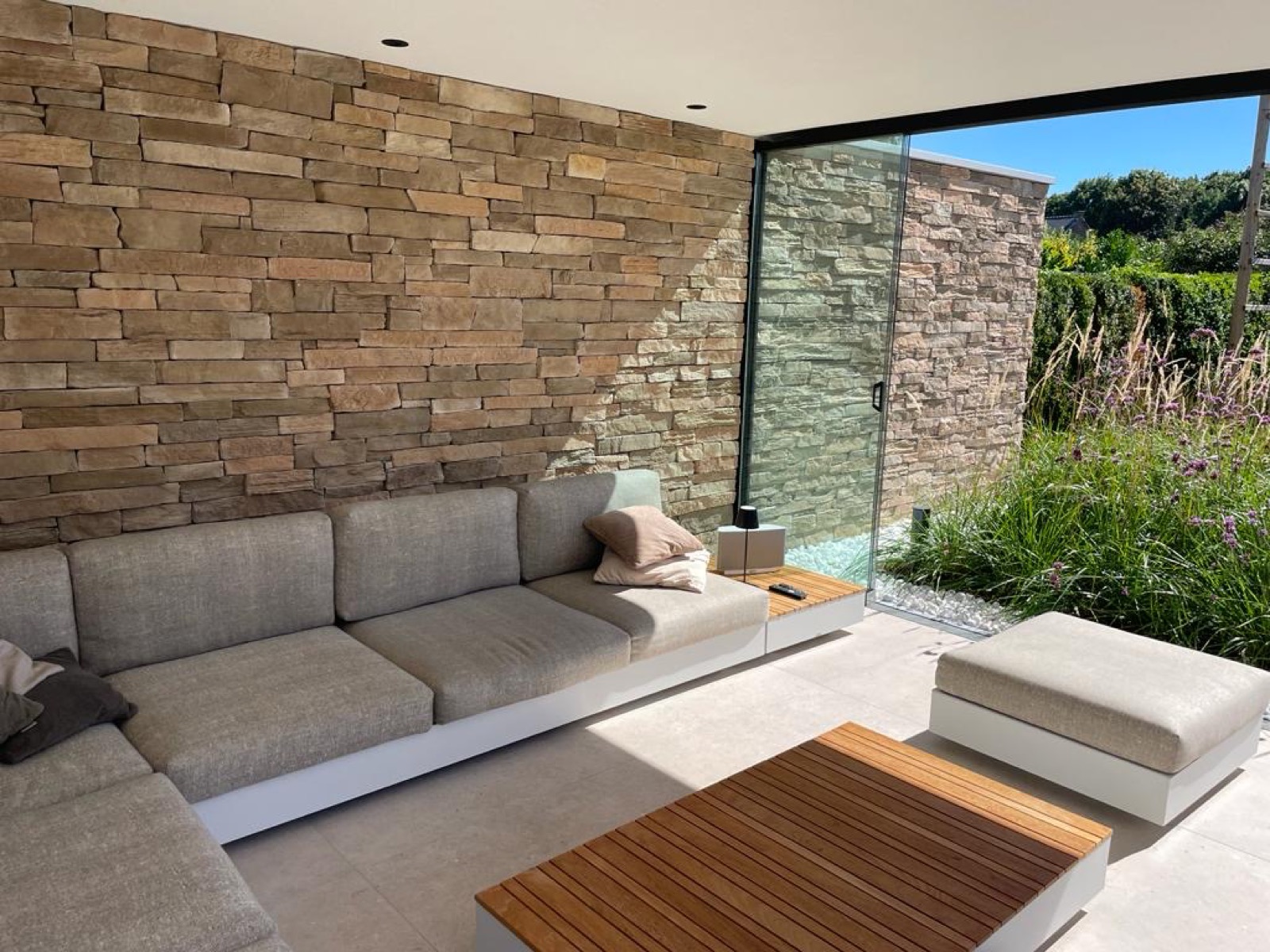 poolhouse met wand met natuursteenstrips