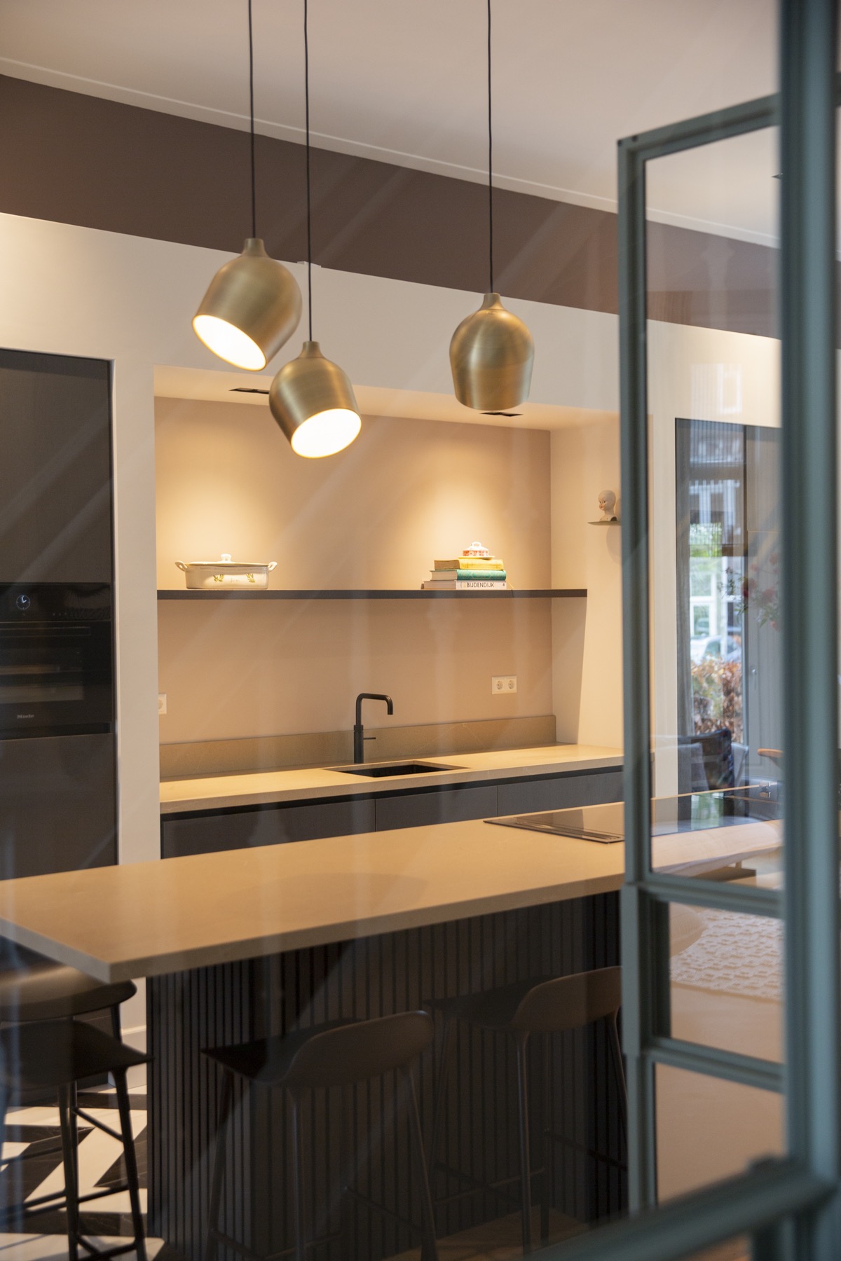 keuken met stalen binnendeur