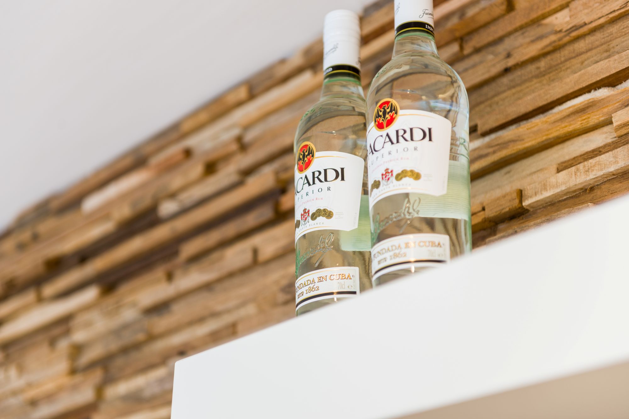 drankflessen op plank