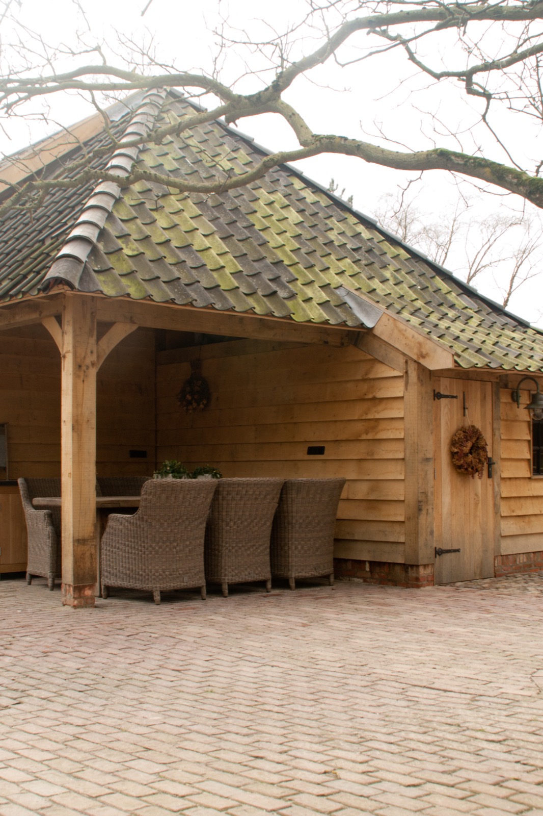 bijgebouw met overkapping