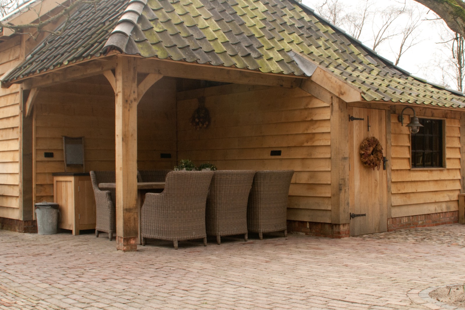 luxe bijgebouw met overkapping