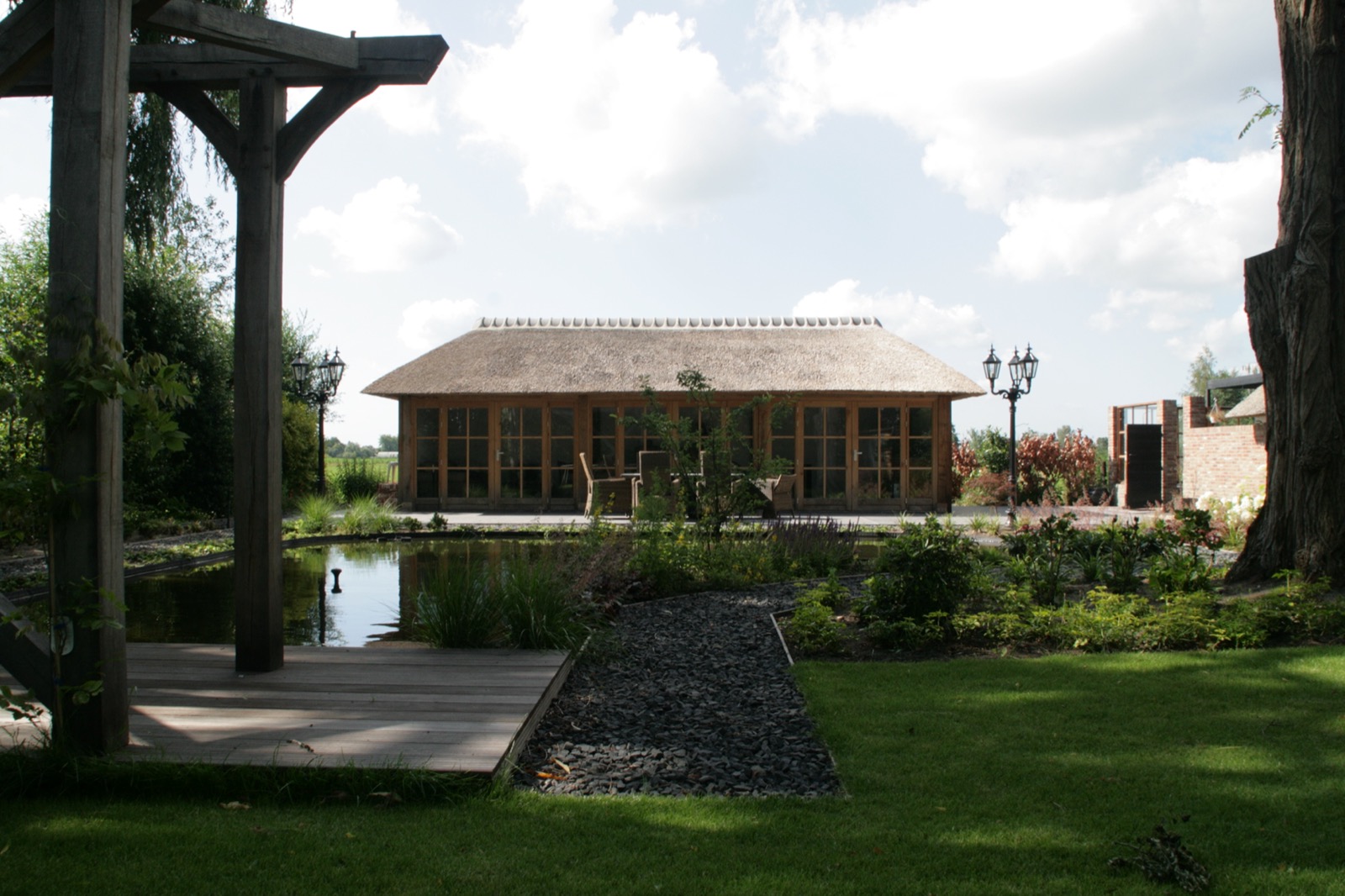 tuin met poolhouse