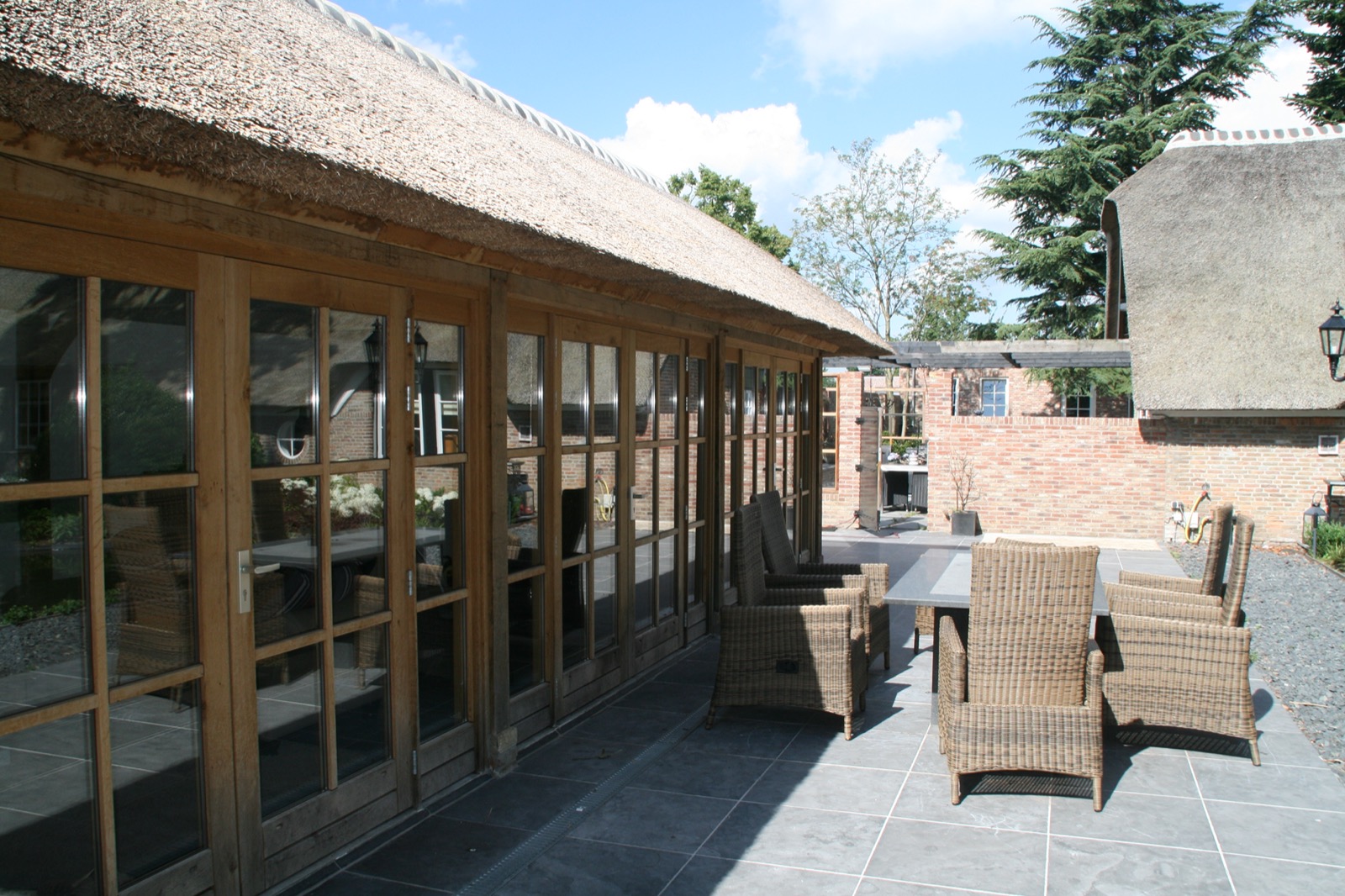 poolhouse met rieten dak