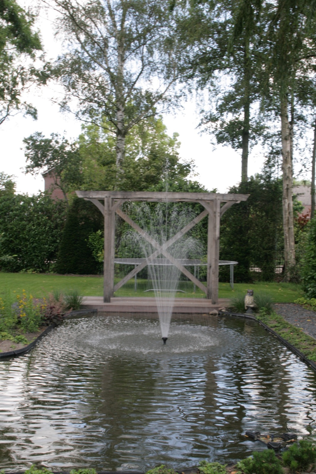 vijver met waterfontein