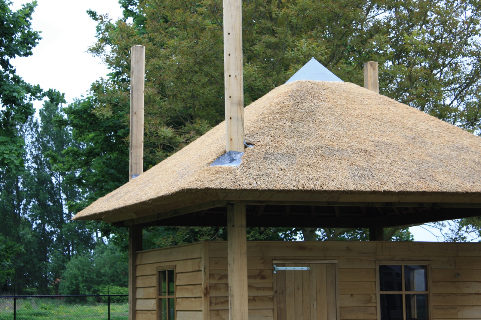 bijgebouw met rieten dak