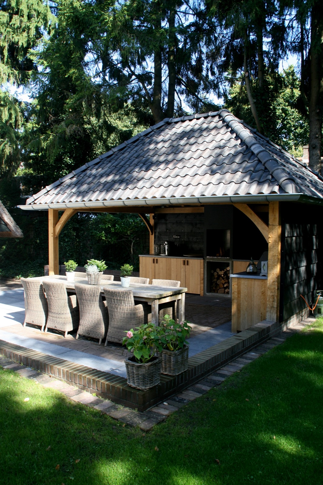 bijgebouw met terras