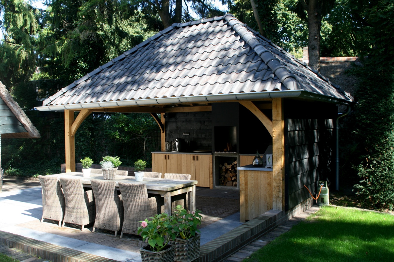luxe terrasoverkapping met buitenkeuken