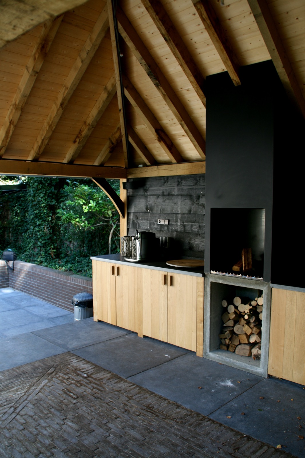 overkapping met maatwerk kasten met haard