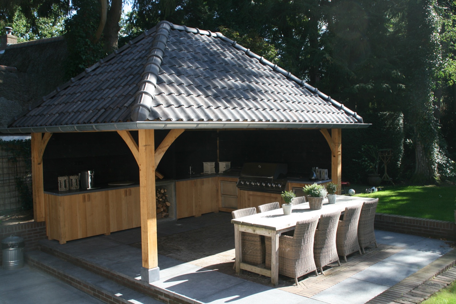 luxe bijgebouw met buitenkeuken