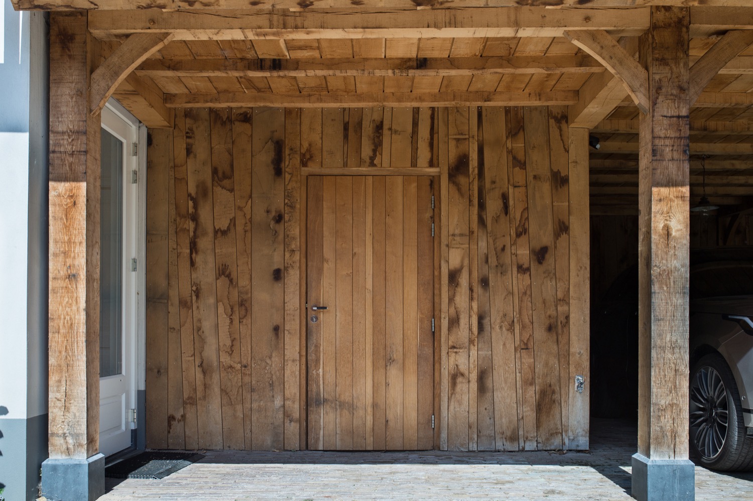 houten poort in gastenverblijf