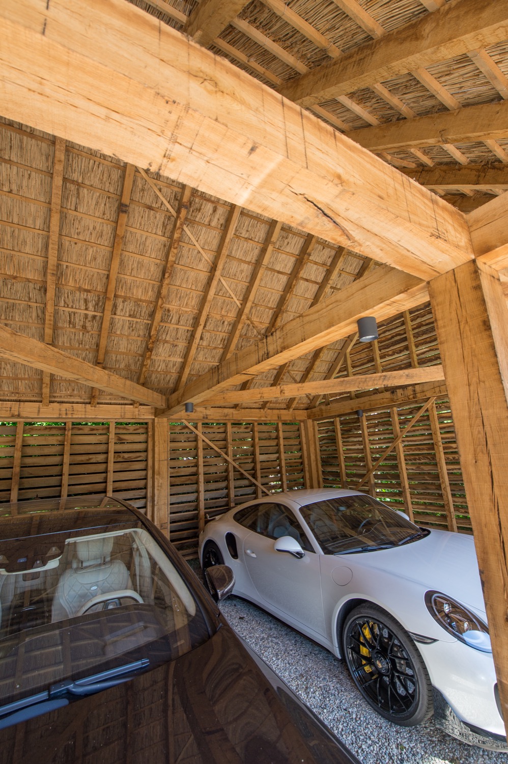 auto's onder houten carport