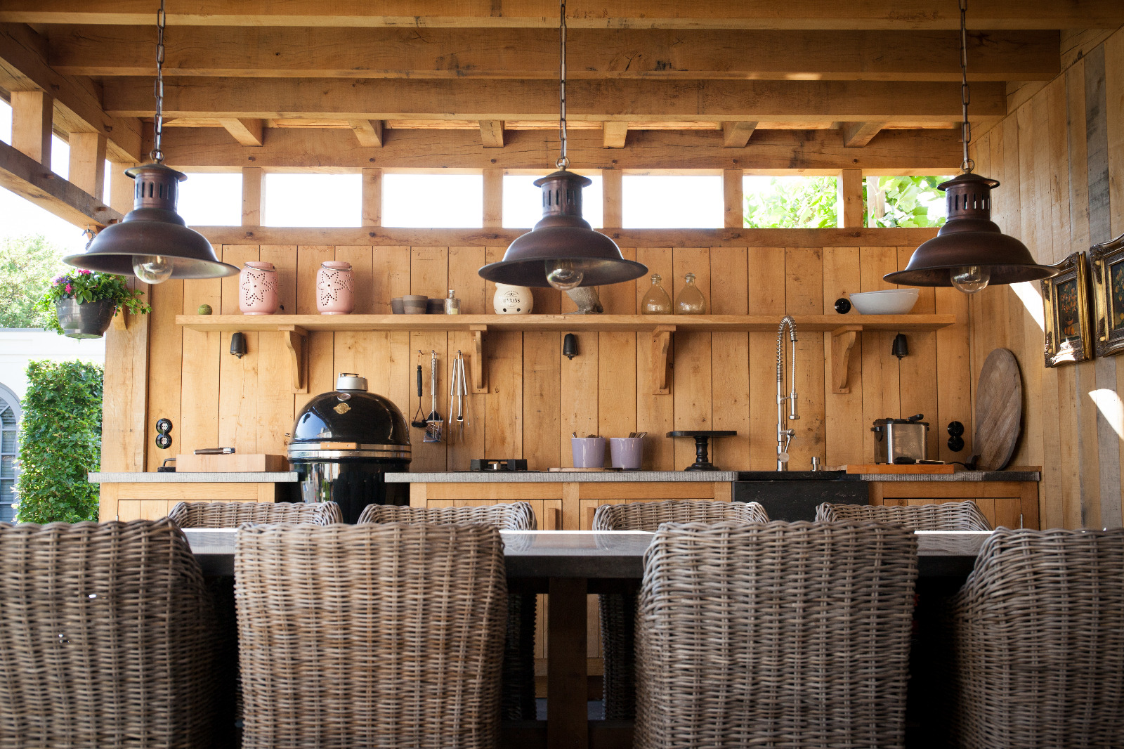 luxe bijgebouw met buitenkeuken