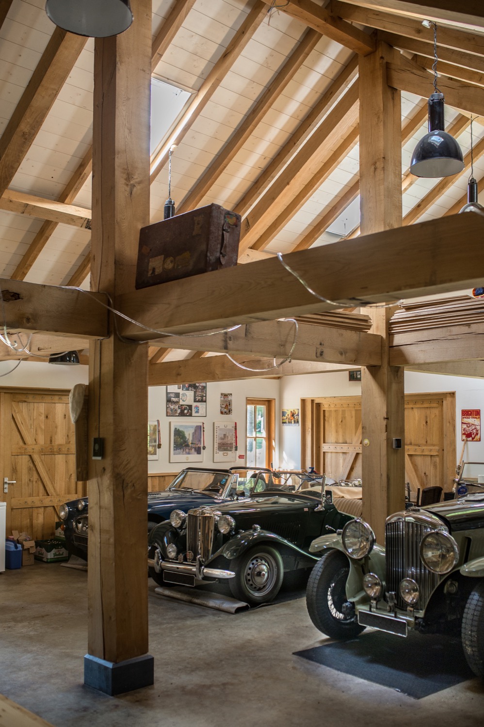 houten schuur met oldtimers