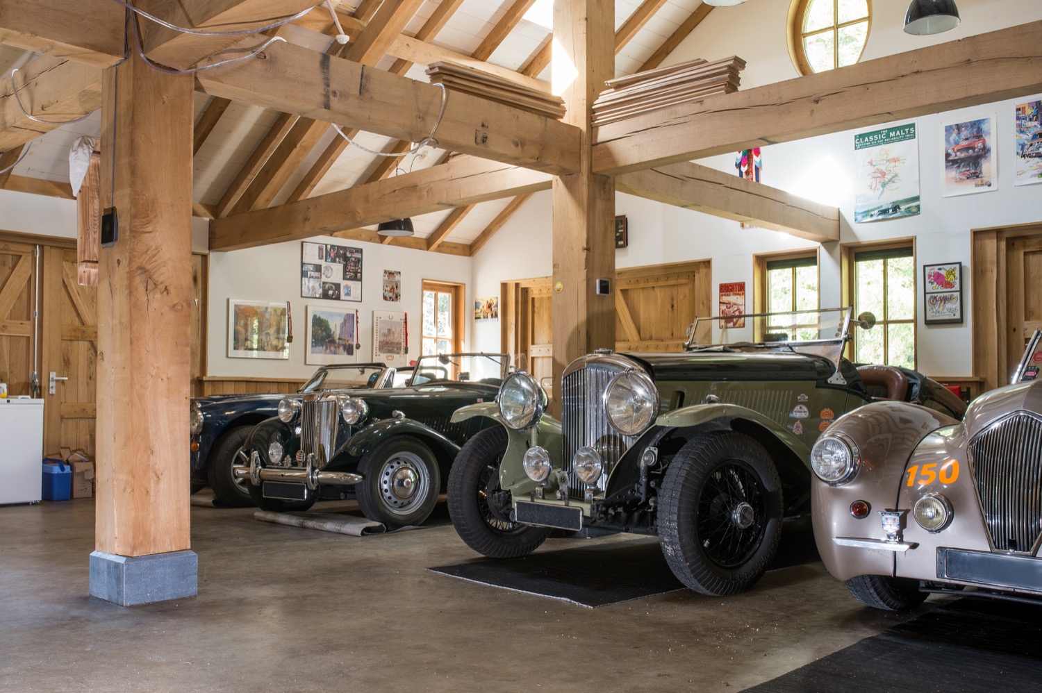 oldtimers in houten schuur