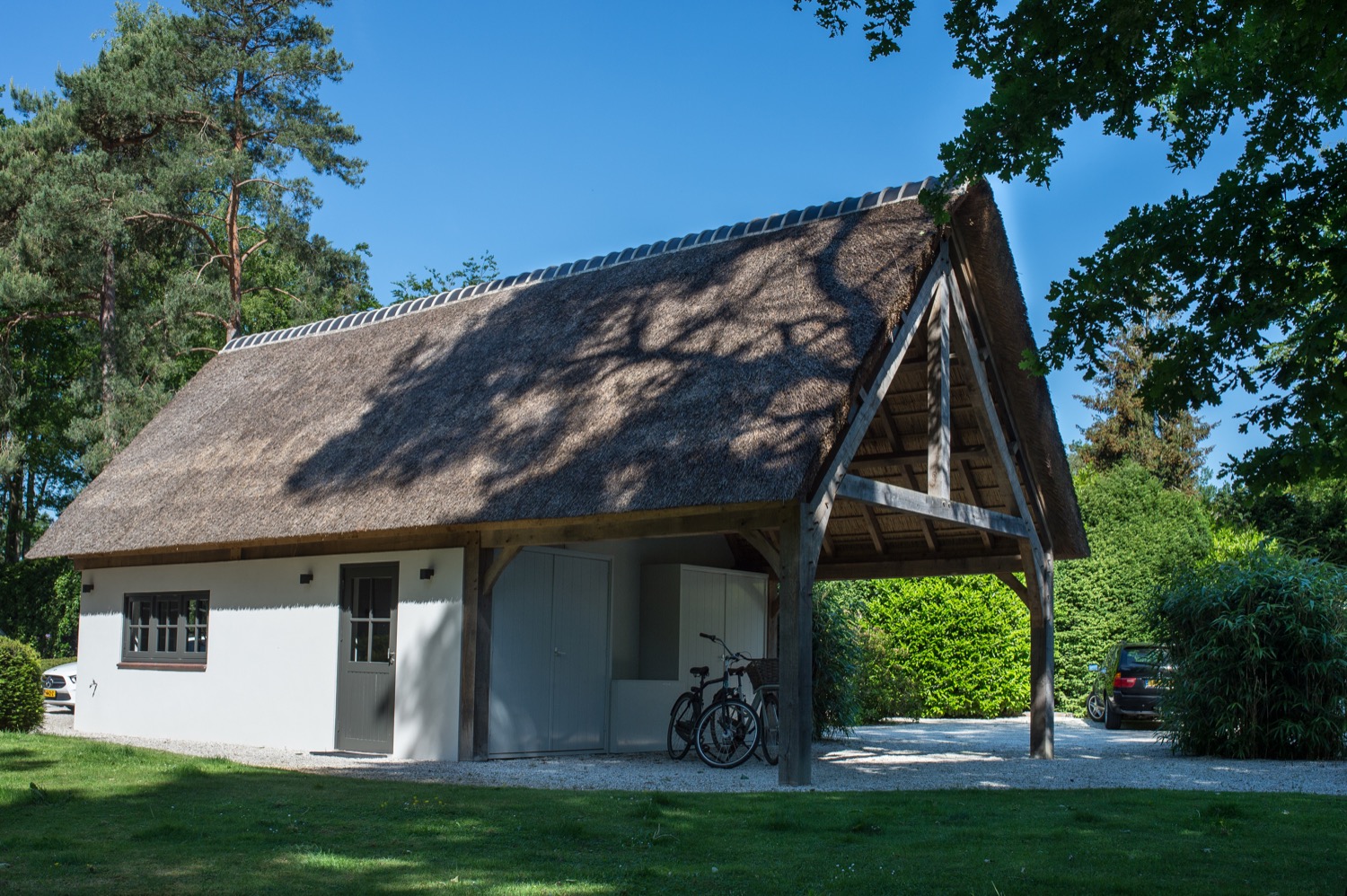 bijgebouw met rieten kap