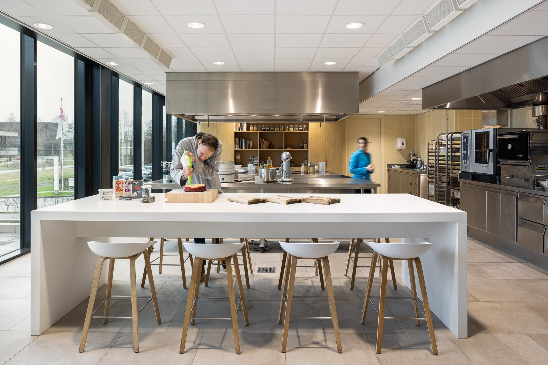 tafel met krukken
