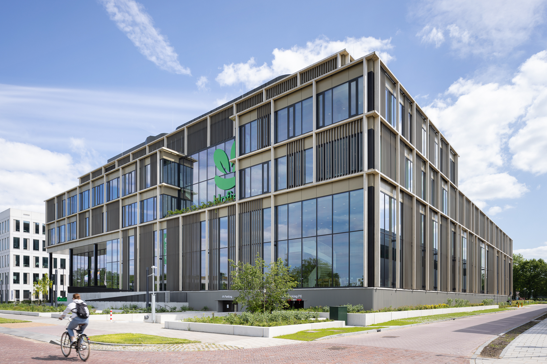 modern gebouw met veel glas