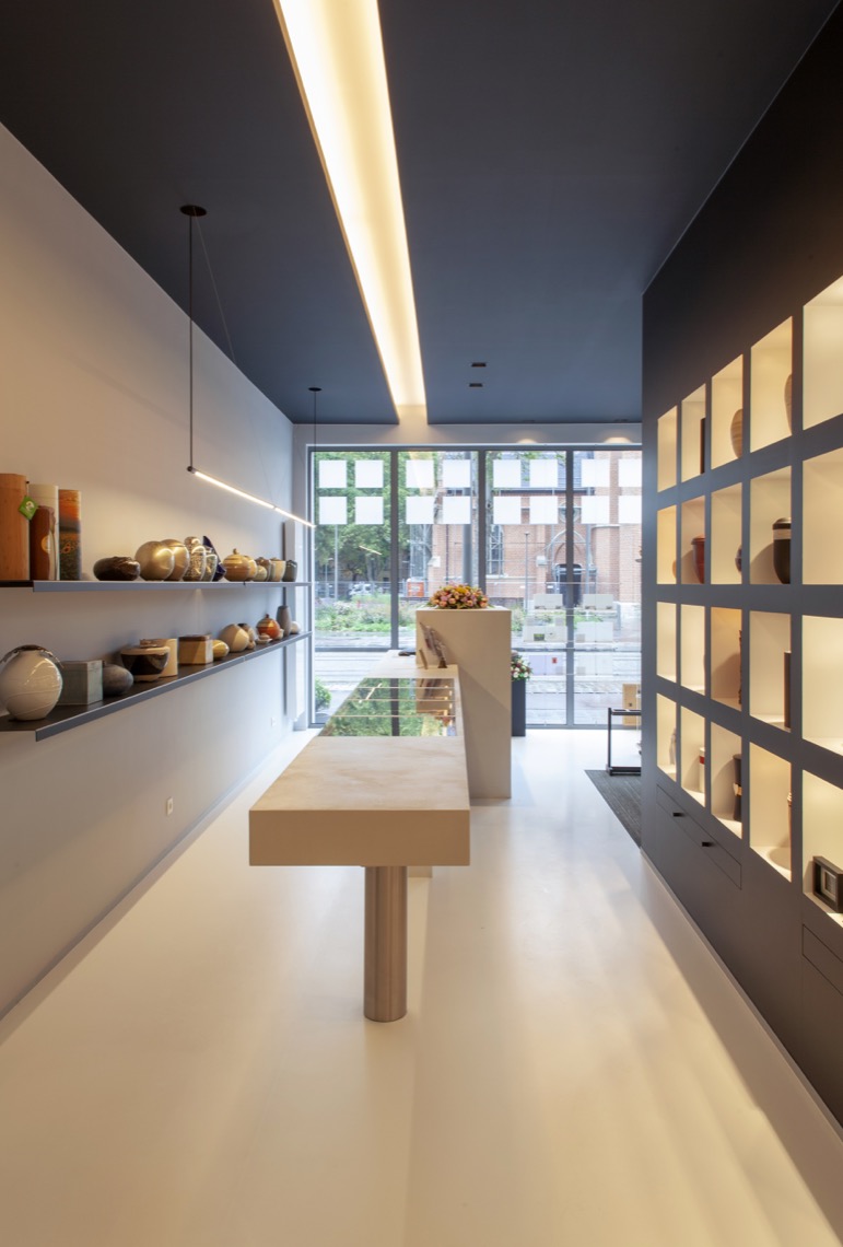 showroom met urnen